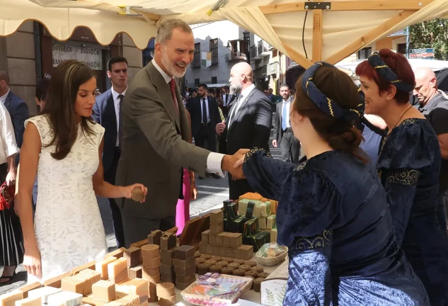 Los reyes Felipe VI y Letizia en una feria medieval.