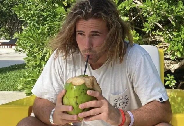 Daniel Sancho en una imagen bebiendo de un coco.