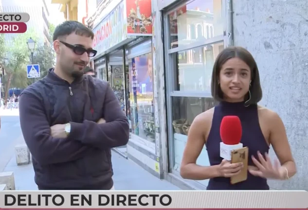 Hombre toca culo a reportera de cuatro.