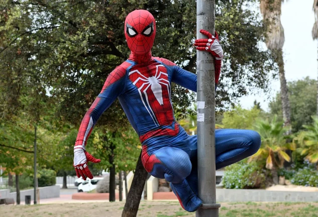Spiderman demostrando su agilidad.
