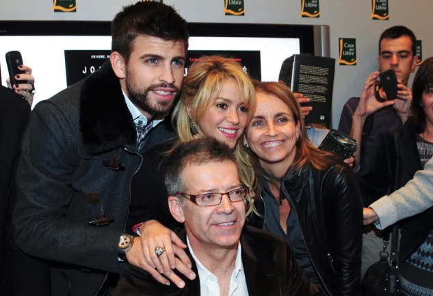 Joan Piqué junto a su mujer, su hijo Gerard y Shakira.