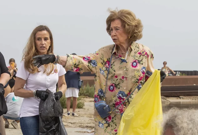 reina sofia recoge basura mar