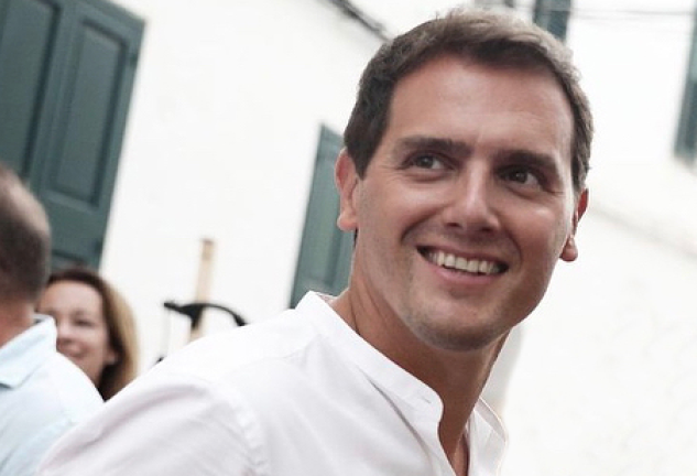 Albert Rivera, muy ilusionado, viaja hasta Málaga para encontrarse con la mujer que es su "casa".