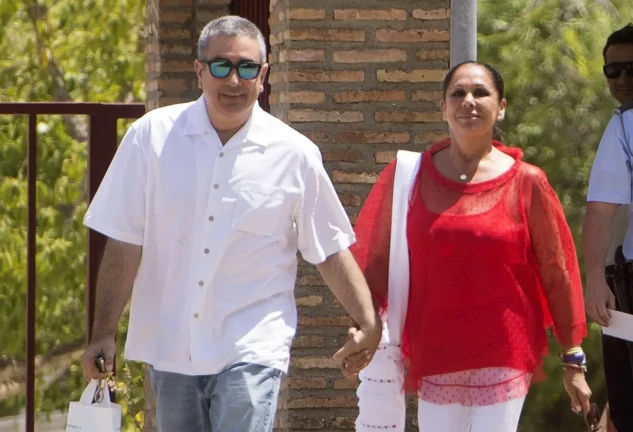 Agustín Pantoja paseando con Isabel Pantoja.