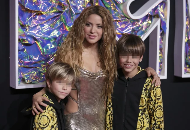 Shakira en una imagen de photocall con sus hijos Milan y Sasha.