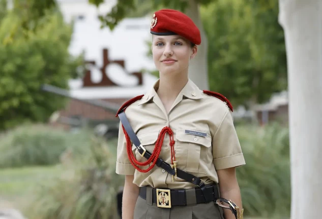 La princesa Leonor, sonriente, con uniforme militar
