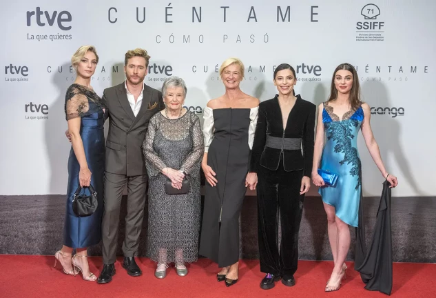 De izqda. a dcha., los actores Paloma Bloyd, Pablo Rivero, María Galiana, Ana Duato, Irene Visedo y Carmen Climen.