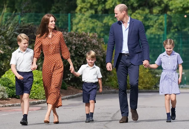 Los príncipes de Gales llevando a sus tres hijos al colegio.