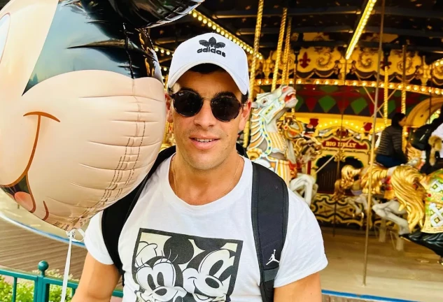 mario casas disneyland