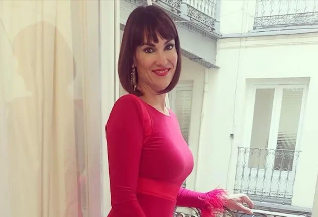 Irene Villa en una imagen de redes con vestido rojo
