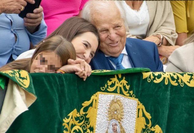 Alba Díaz con Manuel Benítez y su hermana Triana.