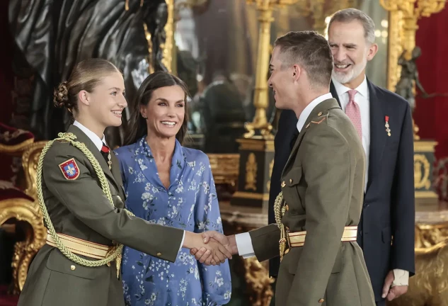 El cadete Miguel saludando a la Princesa Leonor delante de la reina Letizia y el rey Felipe.