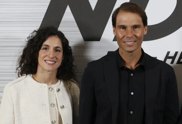 Rafa Nadal y Xisca Perelló en un photocall en el Museo del Traje de Madrid en octubre 2023