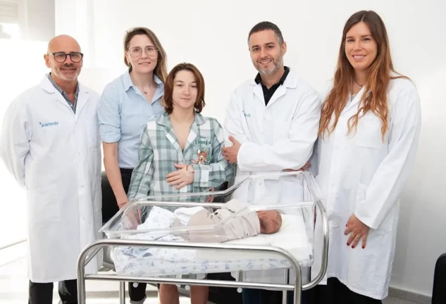 Estefanía y Azahara, con su pequeño y parte del equipo médico del hospital.