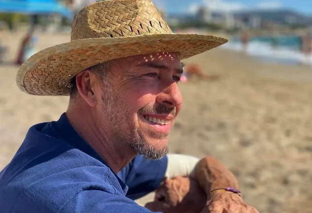 Nacho Palau con sombrero en la playa (redes)