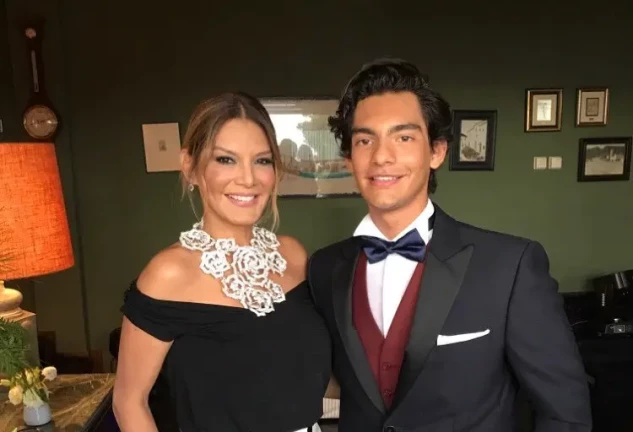 Ivonne Reyes junto a su único hijo, Alejandro.