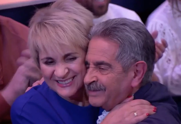 Miguel Ángel Revilla abrazando emocionado a su mujer.