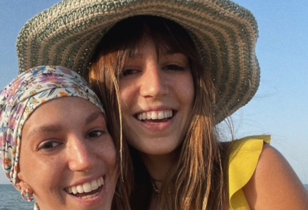 Elena Huelva y su hermana en una bonita imagen juntas