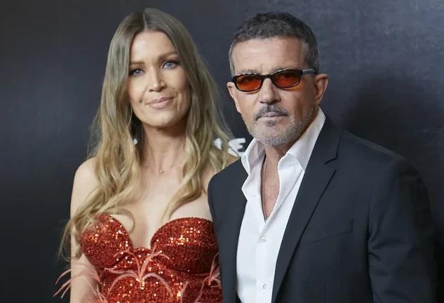 Antonio Banderas acudió con Nicole a la gala de los Premios Esquire. Kimpel deslumbró con un vestido color caldera de lentejuelas.