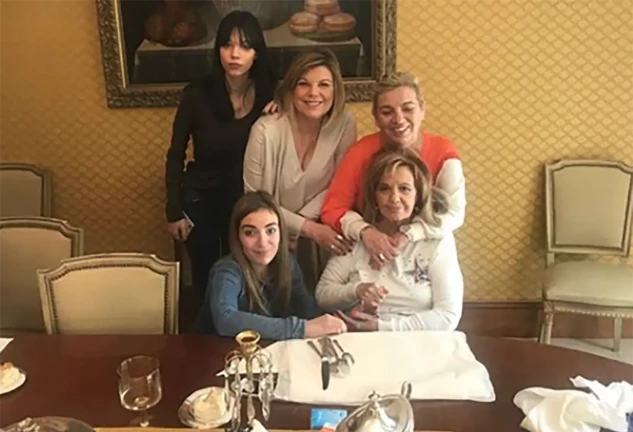 María Teresa con sus hijas y sus dos nietas, con las sillas del comedor que se van a subastar