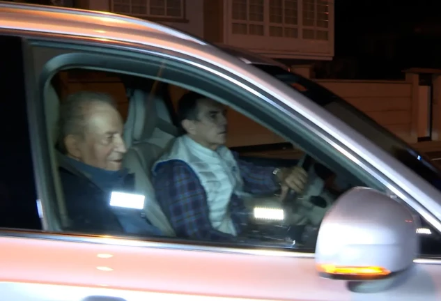 El rey Juan Carlos llegando a casa de Pedro Campos en Sanxenxo