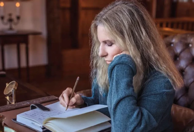 Barbara Streisand escribiendo.