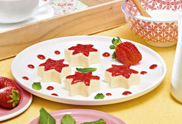 Estrellas de queso con salsa de fresas