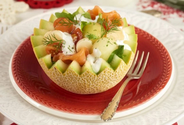 Melón relleno de ensalada de salmón ahumado