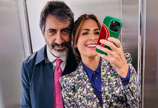 Juan del Val y Nuria Roca en una foto en el ascensor.