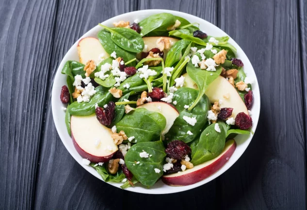 Ensalada de hojas verdes con nueces, manzanas y vinagreta balsámica