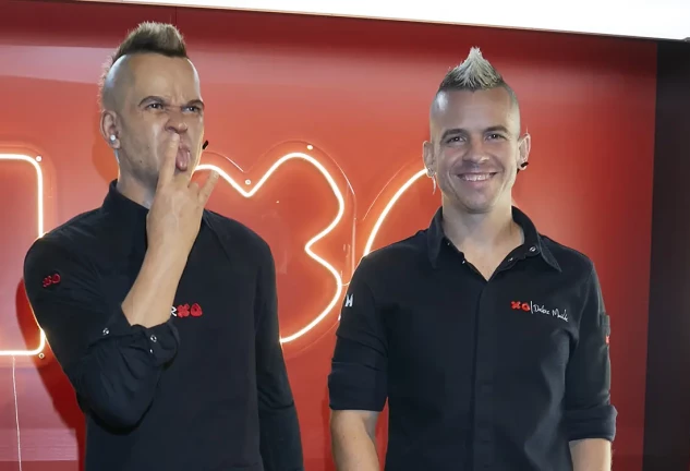 El prestigioso cocinero (dcha., el de carne y hueso) posó feliz con su figura.