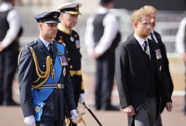 Guillermo y Harry en el funeral por la reina Isabel II, el año pasado. Su relación, entonces, ya estaba rota.