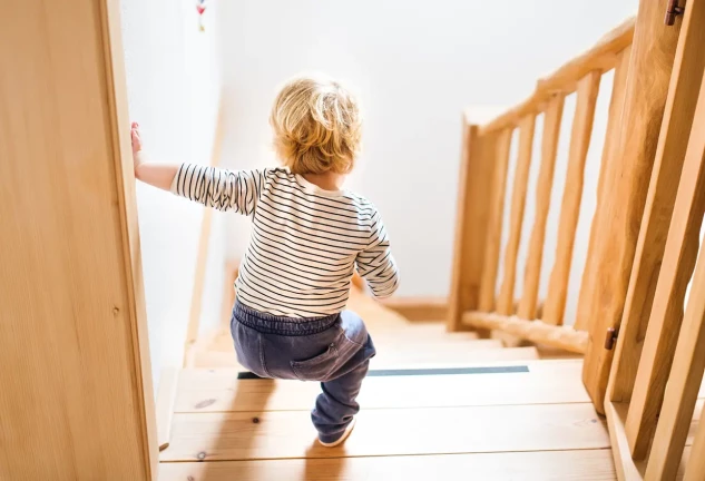 A los niños no se les puede dejar sin supervisión. Instalar barreras en las escaleras y camas o proteger enchufes son algunas de las medidas que debemos adoptar.
