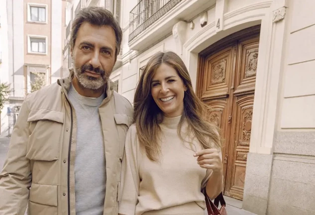 Nuria Roca y Juan del Val en una imagen por la calle (promoción de una marca de ropa en 2022).