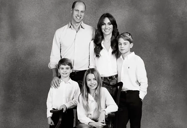 Kate Middleton y el príncipe Guillermo posando con sus hijos.