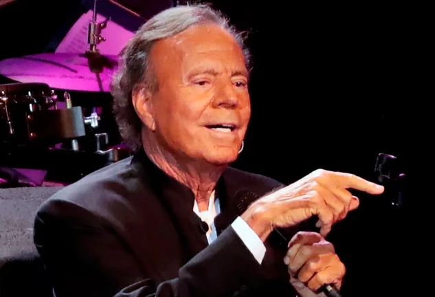 Julio Iglesias cantando