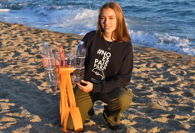Olivia con su invento, la Jelly Cleaner, que sirve para limpiar de plásticos la superficie del mar.