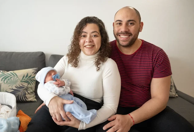 Los felices papás, Maira y Toño, con el pequeño Manuel, que pesó 2,9 kilos al nacer.