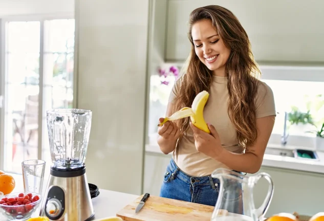 Mujer aprovechando las cualidades del platano