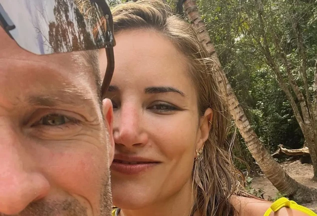 alba carrillo y novio en un selfie