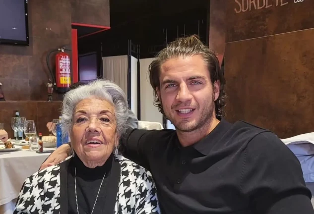 maxi y abuela comiendo juntos portada