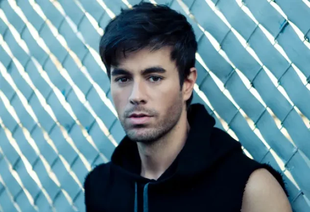 Enrique Iglesias posando portada