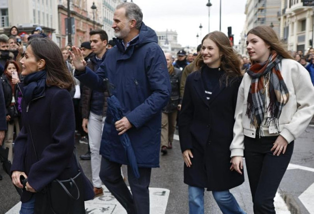 Los Reyes, junto a sus hijas Leonor y Sofía, acuden por sorpresa a una procesión en Madrid