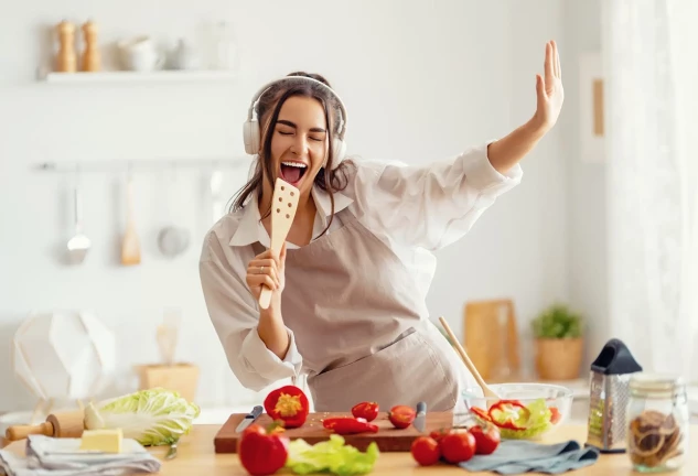 Chica en la cocina