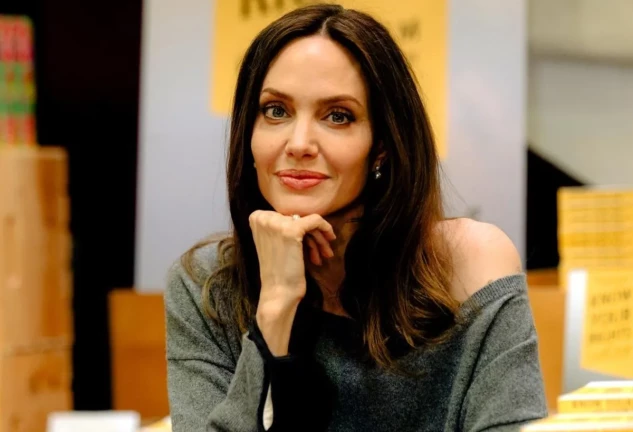 Angelina Jolie sube a sus redes su firma de libros