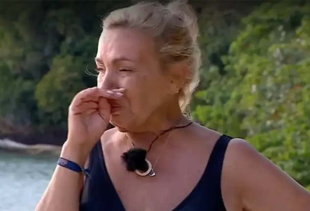 Carmen Borrego llorando en la isla