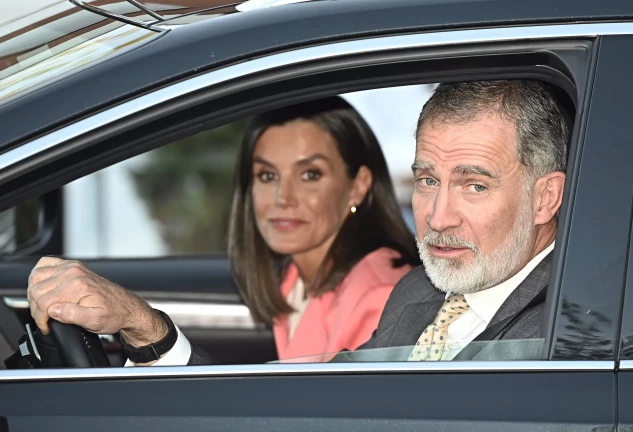 felipe letizia visitan reina sofia hospital