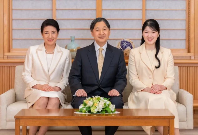 Emperor_Naruhito,_Empress_Masako_and_Princess_Aiko_20221223