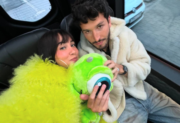 Aitana y Sebastián Yatra posando para redes sociales