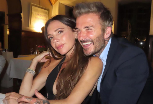 Victoria y David Beckham posando para redes sociales